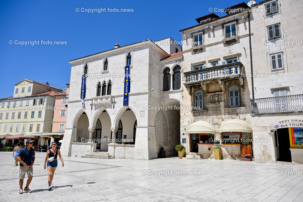 Kroatien_ Split_ 21.07.2025-149 | 21.07.2025, Kroatien, HRV, Split, im Bild Themenbild, Stadtansichten, Platz, Plaza, Gebaeude, Haeuser, Touristen, Tourismus, Feature, SymbolbildSplit zweitgroesste Stadt Kroatiens. Die Stadt ist Verwaltungssitz der Gespanschaft Split-Dalmatien 