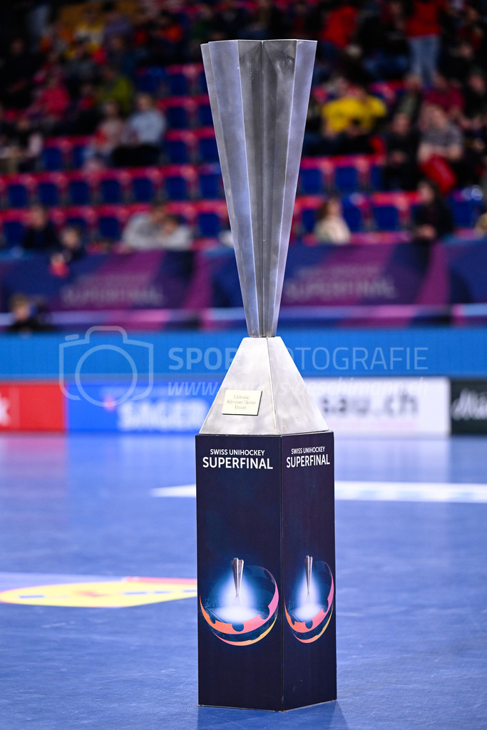 Kloten-Dietlikon Jets vs Skorpion Emmental Zollbrück - 15. April 2023 | 15.04.2023, Kloten, stimo arena, Swiss Unihockey Superfinal Frauen: Kloten-Dietlikon Jets - UHV Skorpion Emmental, Der Meisterpokal. - Realisiert mit Pictrs.com