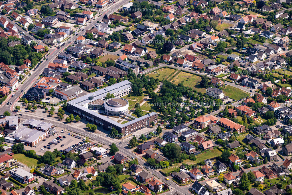 Vechta_Landkreis_Kreishaus_ELS_0807050623 | VECHTA 05.06.2023 Verwaltungsgebäude der staatlichen Behörde " Landkreis Vechta " mit dem Kreistagsgebäude an der Ravensberger Straße in Vechta im Bundesland Niedersachsen, Deutschland. // Administrative building of the State Authority " Landkreis Vechta " on street Ravensberger Strasse in Vechta in the state Lower Saxony, Germany. Foto: Martin Elsen