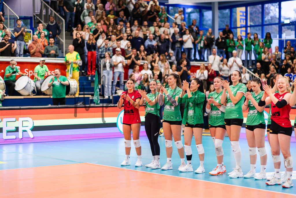 Volleyball, 1. Bundesliga Frauen, Hauptrunde, 1. Spieltag, Saison 2025/2026: USC Münster - SSC Palmberg Schwerin | 1. Bundesliga Frauen, Hauptrunde, 1. Spieltag, Saison 2025/2026, USC Münster empfängt SSC Palmberg Schwerin in der Sporthalle Berg Fidel in Münster. Foto: sportfotografie.ms | Markus Paletta - Realisiert mit Pictrs.com