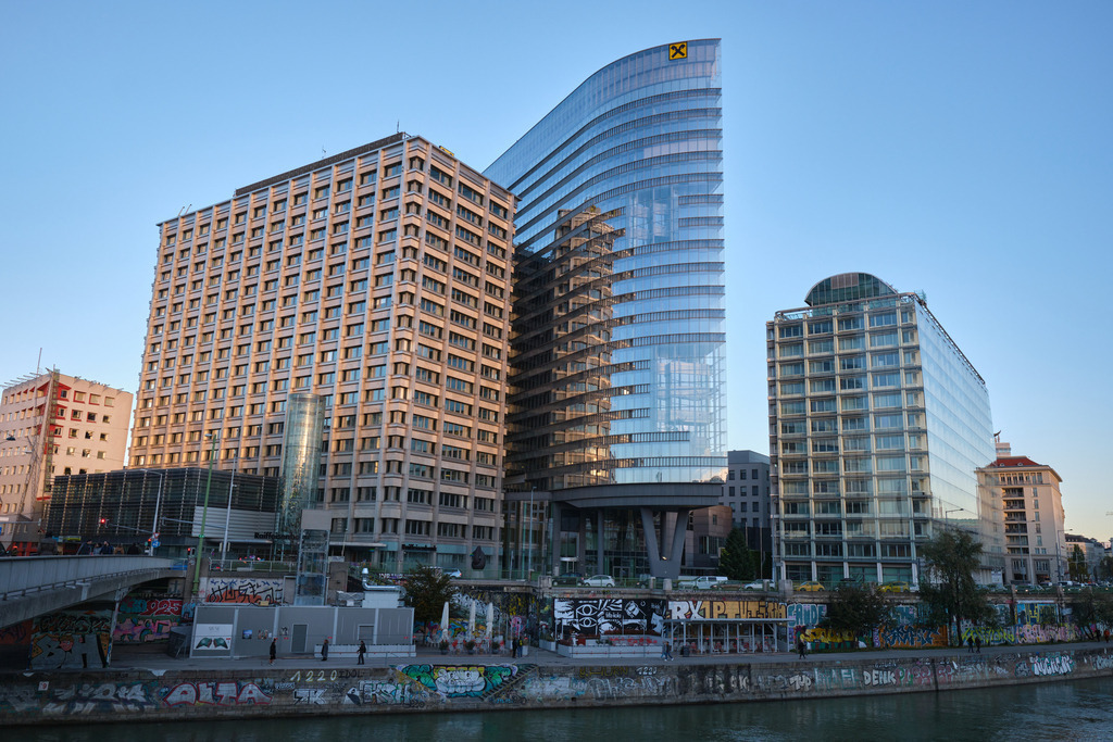 Blick auf den Donaukanal und die Wohnblocks | Wien, Austria - November 12, 2023: Blick auf den Donaukanal und die Wohn- und Büroblocks. - Realisiert mit Pictrs.com