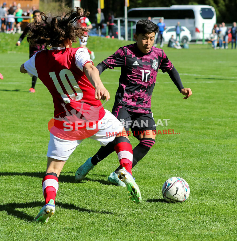 AUSTRIA U15 - MEXICO U15 | FABIAN SILBER (Austria #10) Juan Velarde (Mexico #17) ; AUSTRIA U15 - MEXICO U15 am 29.04.2022 in Arnoldstein
(Sportplatz), AUSTRIA, (Photo by Ernst Krawagner sport-fan.at) - Realisiert mit Pictrs.com