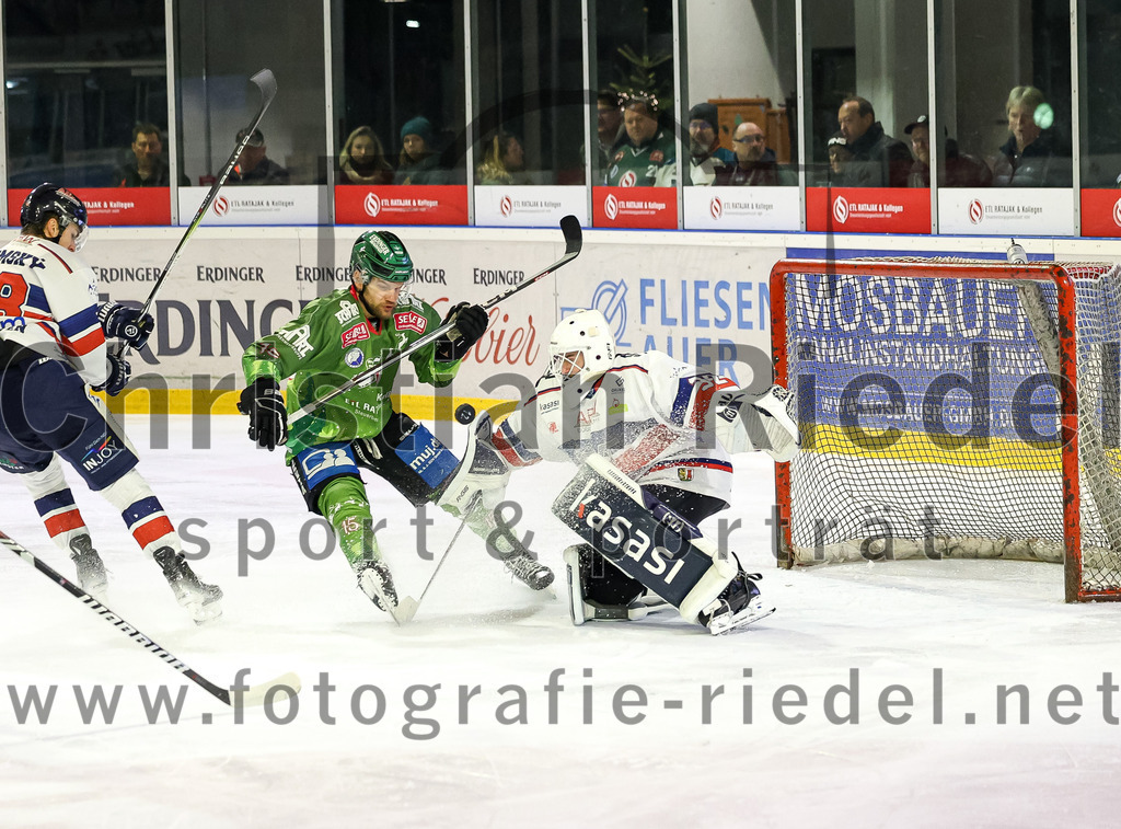 2023-12-17_093_TSV_Erding_gegen_ESC_Kempten | Erding, Deutschland, 17.12.2023:
Eishockey, Bayernliga Vorrunde 2023 / 2024, 18. Spieltag, TSV Erding gegen ESC Kempten, Endergebnis: 5:1

Elias Maier (Erding Gladiators, #15), Torwart Luca Mayer (ESC Kempten, #32)

Foto: Christian Riedel / fotografie-riedel.net