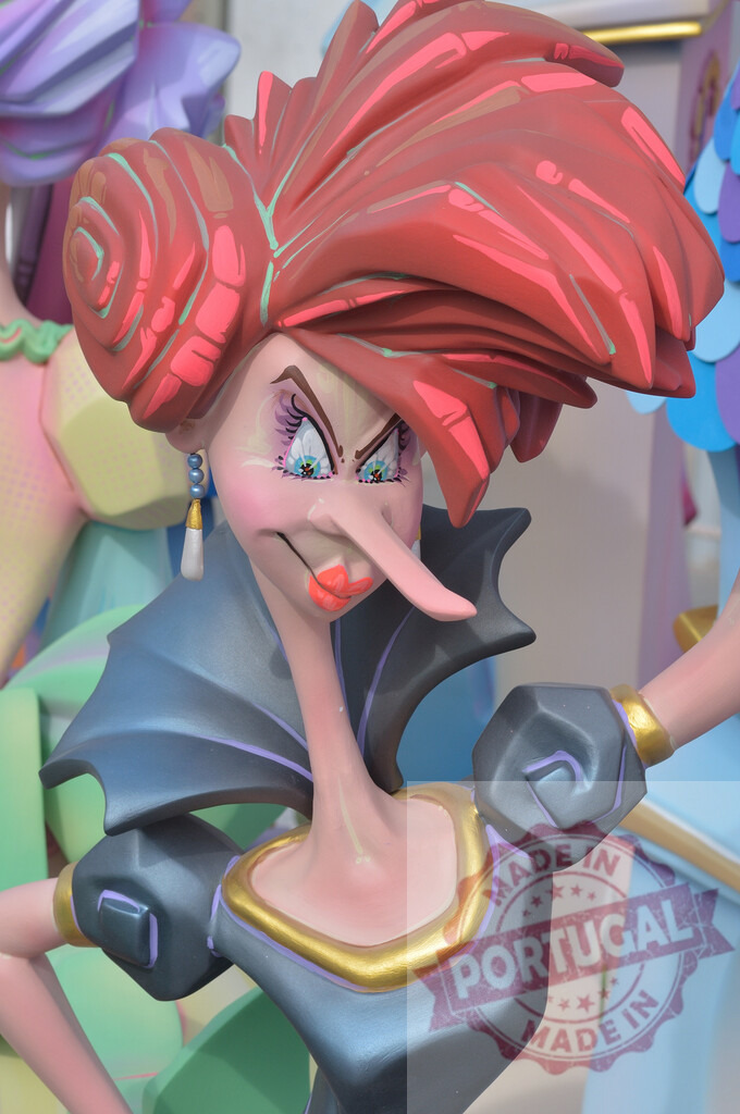 Madame Medusa character sculpture at fallas festival | Madame Medusa character sculpture with red hair and long nose at Fallas festival - Realisiert mit Pictrs.com