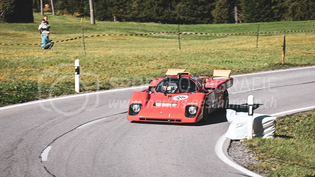 19. Arosa ClassicCar 2023 - 1. September 2023 | 19. Arosa ClassicCar 2023
Arosa, Schweiz
Lais Walter aus Esslingen mit der Startnummer 316 in einem FERRARI 512M, Jahrgang 1971, in der Klasse Sport Trophy.
@arosaclassiccar, @arosa.official, #arosaclassiccar, #arosa, #76curves, #classiccar
Bild: Sportfotografie Markus Aeschimann | www.markus-aeschimann.ch - Realisiert mit Pictrs.com