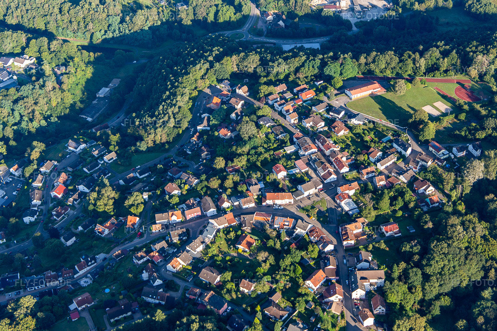 Luftbild: Ortsansicht von Südosten in Lemberg im Bundesland Rheinland-Pfalz in Deutschland. Foto: IMG_143103.jpg vom 06.08.2024 durch Werner Riehm/FLY-FOTO.de