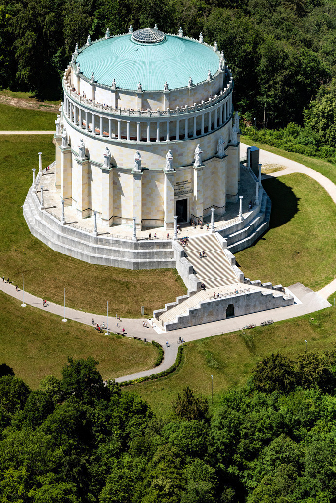 dr__0054078.jpg | KELHEIM 12.06.2020 Restaurations- und Fassadenarbeiten an der Sehenswürdigkeit und Tourismus- Attraktion des Geschichts- Denkmal " Befreiungshalle Kelheim " der Bayerische Verwaltung der staatlichen Schlösser, Gärten und Seen im Ortsteil Hohenpfahl in Kelheim im Bundesland Bayern, Deutschland. Weiterführende Informationen bei: Bayerische Verwaltung der staatlichen Schlösser, Gärten und Seen. // Tourist attraction of the historic monument " Befreiungshalle Kelheim " in the district Hohenpfahl in Kelheim in the state Bavaria, Germany. Further information at: Bayerische Verwaltung der staatlichen Schloesser, Gaerten und Seen. Foto: Daniel Reiter