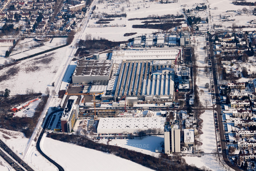 Luftbild: Winterlich schneebedeckte Werksgelände des Chemie- und Kosmetikproduzenten L'OREAL Produktion Deutschland GmbH & Co. KG im Ortsteil Nordweststadt in Karlsruhe im Bundesland Baden-Württemberg in Deutschland. Foto: IMG_24128.jpg vom 16.02.2010 durch Werner Riehm/FLY-FOTO.de