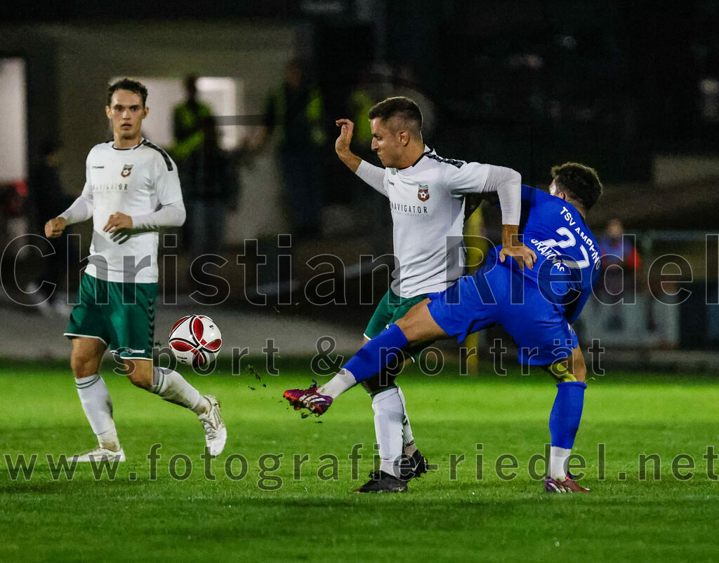 2023-10-13_078_FC_Schwaig_gegen_TSV_Ampfing | Oberding, Deutschland, 13.10.2023:
Fußball, Landesliga Südost 2023 / 2024, 16. Spieltag, FC Schwaig gegen TSV Ampfing, Endergebnis: 3:2

Vincent Sommer (FC Schwaig, #10), Bastian Grahovac (TSV Ampfing, #27)

Foto: Christian Riedel / fotografie-riedel.net