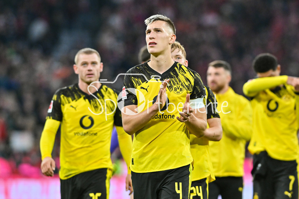 FC Bayern München - Borussia Dortmund | mUNICH, GERMANY - Nico SCHLOTTERBECK (Borussia Dortmund 4) after the bundesliga match between FC Bayern Munich vs. Borussia Dortmund on matchday 7 at Allianz Arena on October 18, 2025 in Munich, Germany / DFL REGULATIONS PROHIBIT ANY USE OF PHOTOGRAPHS AS IMAGE SEQUENCES AND/OR QUASI-VIDEO