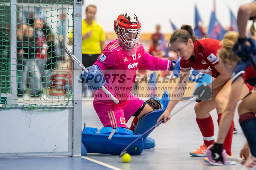 SFE_20221127_0105 | 1. Bundesliga Hockey Damen Düsseldorfer HC - Rot-Weiss Köln am 27.11.2022 in Düsseldorf (Düsseldorfer Hockeyclub 1905 e.V.), Photo: Stephan Fehrmann 2022 (Sports-Gallery),Lisa Höllriegl ( Torfrau Rot-Weiss Köln #23 ) ,Rebecca Grote ( Rot-Weiss Köln #9 )