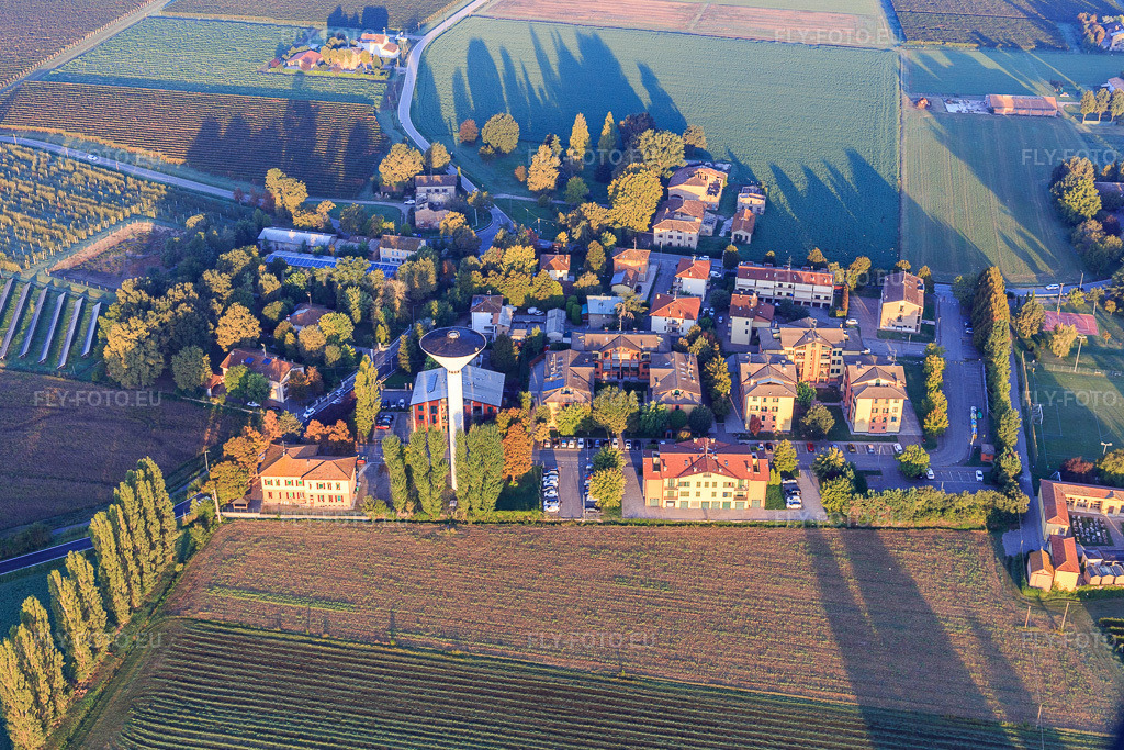 Vue aérienne: Vue du village depuis le sud-est avec le château d'eau à le quartier San Faustino in Rubiera dans le département Reggio Emilia, Italie.Photo: IMG_134783.jpg prise le 20/09/2022 par Werner Riehm/FLY-FOTO.euRésolution de l'original: 4889 x 3259 px