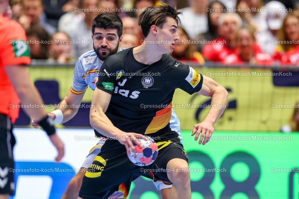 EHF19012602159 | 19.01.2026, Handball, Men's EHF EURO 2026, Deutschland - Spanien, Jyske Bank Boxen in Herning, Dänemark, Preliminary Round:  Imanol Garciandia Alustiza (Espania #18) im Zweikampf gegen   Miro Schluroff (Germany #05) 