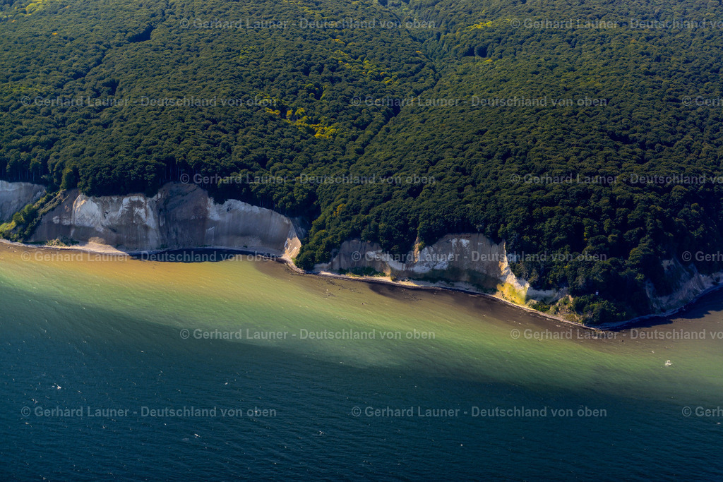 3637900 | SASSNITZ 2016 Blick auf die Kreideküste im Nationalpark Jasmund bei Sassnitz auf der Insel Rügen in Mecklenburg-Vorpommern. Der markante Felsvorsprung Königsstuhl befindet sich in der Umgebung der Stubbenkammer in dem seit 1990 bestehenden Nationalpark am Ufer zur Ostsee mit einem Buchenwald, der teilweise zum UNESCO-Welterbe gehört. // View of the chalk cliff coast in the National Park Jasmund near Sassnitz on the island Ruegen in Mecklenburg-West Pomerania. Foto: Gerhard Launer