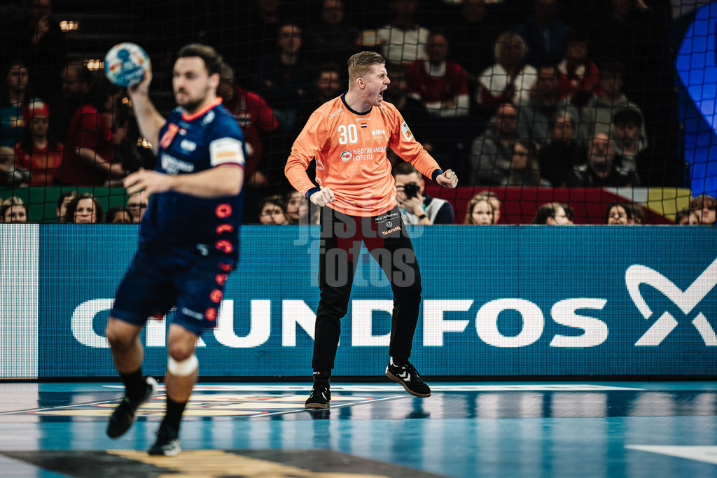 Handball | Herren | EHF EURO 2024 | European Championshop Men 2024 Final Tournament | Slowenien vs. Niederlande | 21.01.2024 | Arjan Versteijnen (#30, Holland, NED) jubelt über einen gehaltenen Ball
