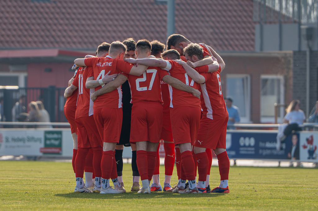 Fußball I Herren I Saison 2025-2026 I Bezirksliga Weser-Ems 4 I 22. Spieltag I Vfl Oythe  - SV Bethen I 6880 | jns.sportfotos - Realisiert mit Pictrs.com
