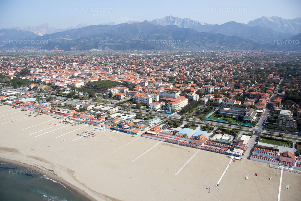 Aerial view: View of the town on the coast of the Ligurian Sea in Forte dei Marmi in the state Lucca, Italy.Photo: IMG_087095.jpg taken on 04/04/2016 by Werner Riehm/FLY-FOTO.comResolution of the original: 5472 x 3648 px