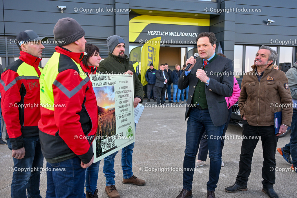 Bauernprotest_ Poendorf_ Lasco_ 08.03.2024-68 | 08.03.2024, Poendorf, AUT, Bauernprotest, im Bild Bauernprotest, Bauern, Landwirte, Traktoren, Fa. Lasco, Demo, Kundgebung


BM Norbert Totschnig(VP, Land- und Forstwirtschaft, Regionen und Wasserwirtschaft)

Siegfried Salchenegger, Martina Mittermayr, Simon Holzmueller, Johann Konrad - alle AGOE

Agrar Gemeinschaft fuer Oesterreich 
