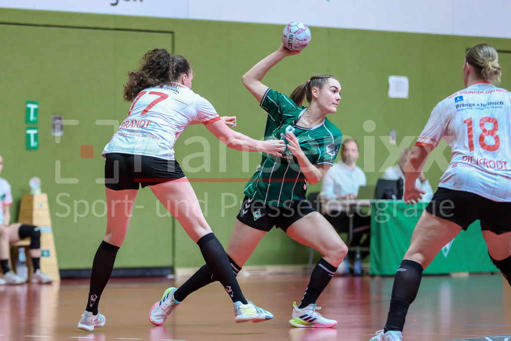 Handball, 2. Bundesliga Frauen, SV Werder Bremen - HSV Solingen-Gräfrath 76 | v.li.: Vanessa Brandt (HSV Solingen-Gräfrath 76, 77) und Luca Schumacher (SV Werder Bremen, 9) im Zweikampf, Duell, Spielszene, Aktion, Action