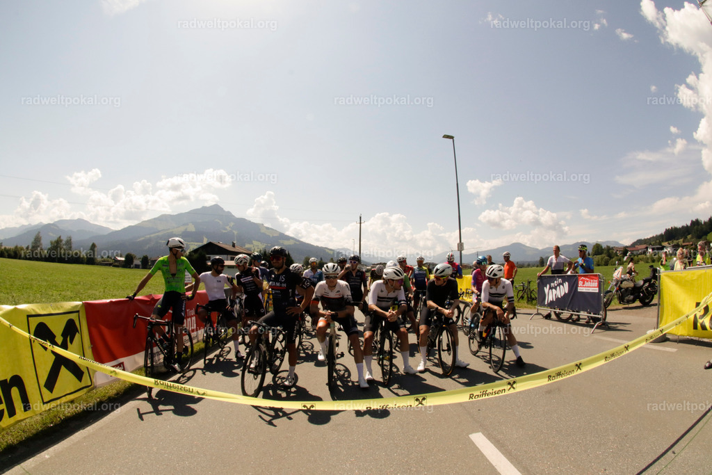 530_20230817_Bewerb_Maenner_Muehlanger | AUT - OESTERREICH, 2023-08-16: SPORT RENNRAD-FAHREN - 55. INTERNATIONALER RADWELTPOKAL IN ST. JOHANN IN TIROL  - Vintage-Radrennen mit WM-Bronze-Medaillen-Siegerin Christina Schweinberger, den Teilnehmer und Alexander Baumann (vom Orginastions-Team) - TAG 2 BEWERB MAENNER IN SECHS GRUPPEN  ; Foto: Roland Muehlanger