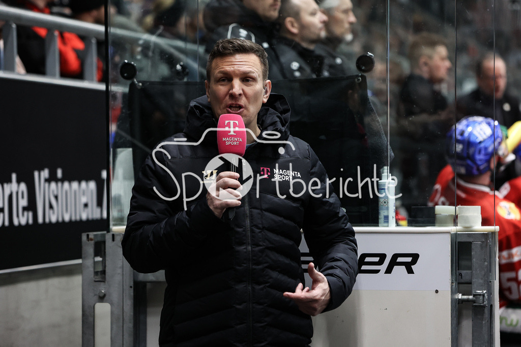 Augsburger Panther - Adler Mannheim | Basti SCHWELE von MAgentaSport in Aktion / Freisteller / Einzelfoto