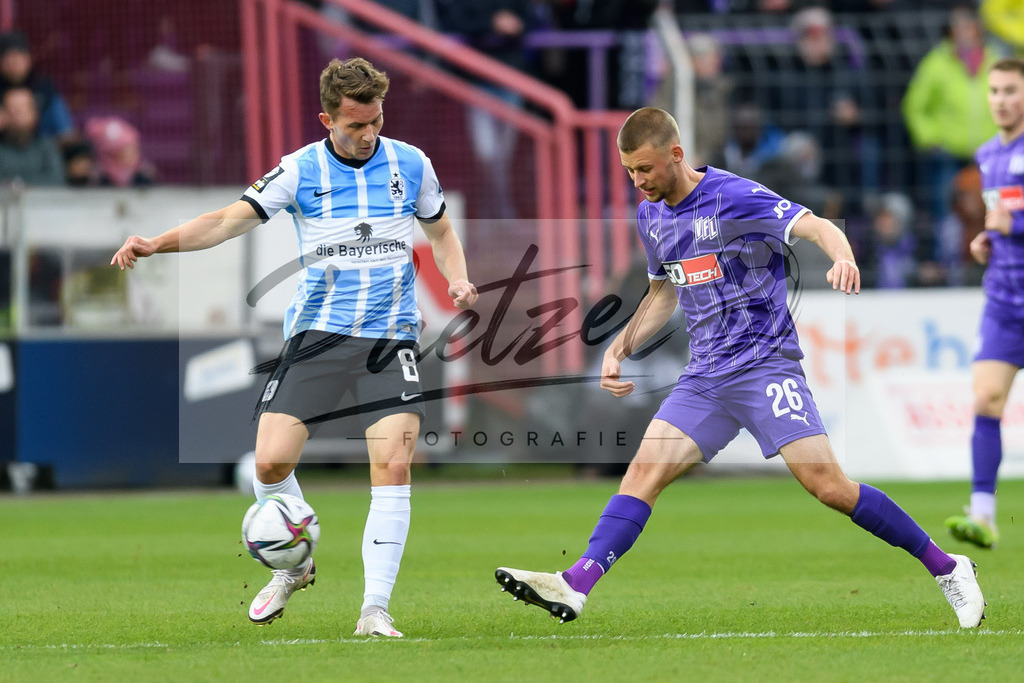 OSNTSV20211106_101 | Fussball, Herren: Erik Tallig (TSV 1860 Muenchen) und Sebastian Klaas (VfL Osnabrueck) im Zweikampf bei dem Spiel der 3. Liga zwischen VfL Osnabrueck und TSV 1860 Muenchen im Stadion an der Bremer Bruecke am 06.11.2021 in Osnanbrueck, Deutschland.DFB / DFL REGULATIONS PROHIBIT ANY USE OF PHOTOGRAPHS AS IMAGE SEQUENCES AND/OR QUASI-VIDEO. - Realisiert mit Pictrs.com