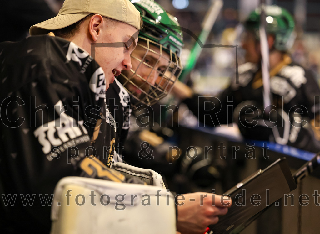 2024-03-01_003_TSV_Erding_gegen_ERSC_Amberg | Erding, Deutschland, 01.03.2024:
Eishockey, Bayernliga Playoffs 2023 / 2024, 5. Spieltag, TSV Erding gegen ERSC Amberg, Endergebnis: 9:0

Torwart Niklas Schlammer (Erding Gladiators, #35), Florian Zimmermann (Erding Gladiators, #5)

Foto: Christian Riedel / fotografie-riedel.net