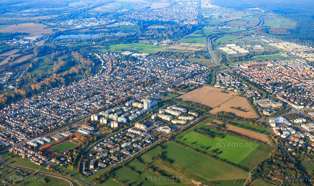 Luftbild: Ortsansicht von Süden jenseits des ehemaligen Flughafens im Ortsteil Neureut in Karlsruhe im Bundesland Baden-Württemberg in Deutschland. Foto: IMG_075466.jpg vom 26.10.2014 durch Werner Riehm/FLY-FOTO.deAuflösung des Originals: 5472 x 3241 px