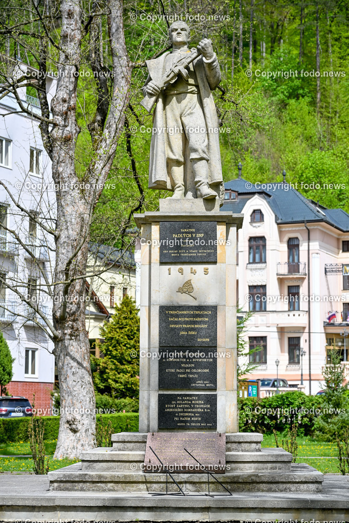 Slowakei_ Trenciansky kraj_ Trencianske Teplice_ 22.04.2025-20 | 22.04.2025, Slowakei, SVK, Trenciansky kraj, Trencianske Teplice, im Bild Trencianske Teplice, Trentschin-Teplitz, Stadt im Westen der Slowakei, Kurort mit Sehenswuerdigkeiten, Hotels aus der Zeit der habsburgischen Monarchie, einem Kurpark sowie alten Badehaeusern, Stadtansichten, Gebaeude, Architektur, Park, Strassen, Haeuser, Infrastruktur,  Denkmaeler, Kultur, Kriegerdenkmal 
