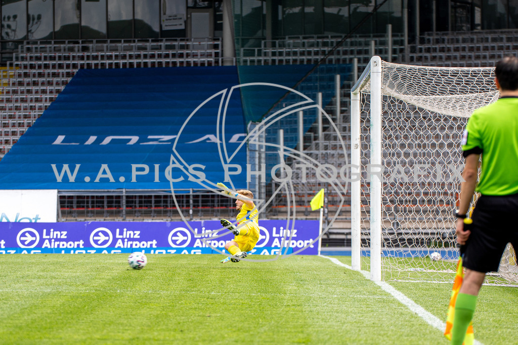  Blau Weiss Linz vs Austria Klagenfurt | LINZ, AUSTRIA,HPYBET 2. Liga, Runde 21 Blau Weiss Linz vs Austria Klagenfurt, Image shows Nicolas Schmid (BW Linz) at the goal from Oliver Markoutz (A.Klagenfurt).
Photo: SMP/Andreas Willdoner