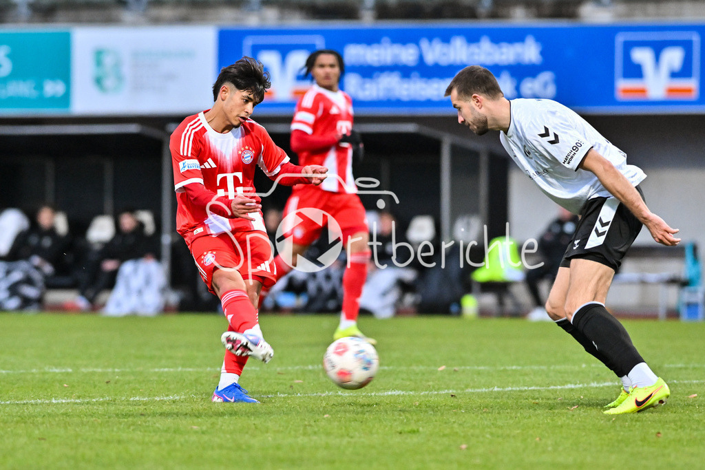 SV Wacker Burghausen - FC Bayern Amateure | BURGHAUSEN, GERMANY - 01. APRIL: im Duell Maycon NORMANHA CARDOZO (FC Bayern München 20) und Vojtech MARES (Wacker Burghausen 5) während dem Match zwischen dem SV Wacker Burghausen und den Amateuren des FC Bayern München am 26. Spieltag der Regionalliga Bayern im Flatbuy Stadion