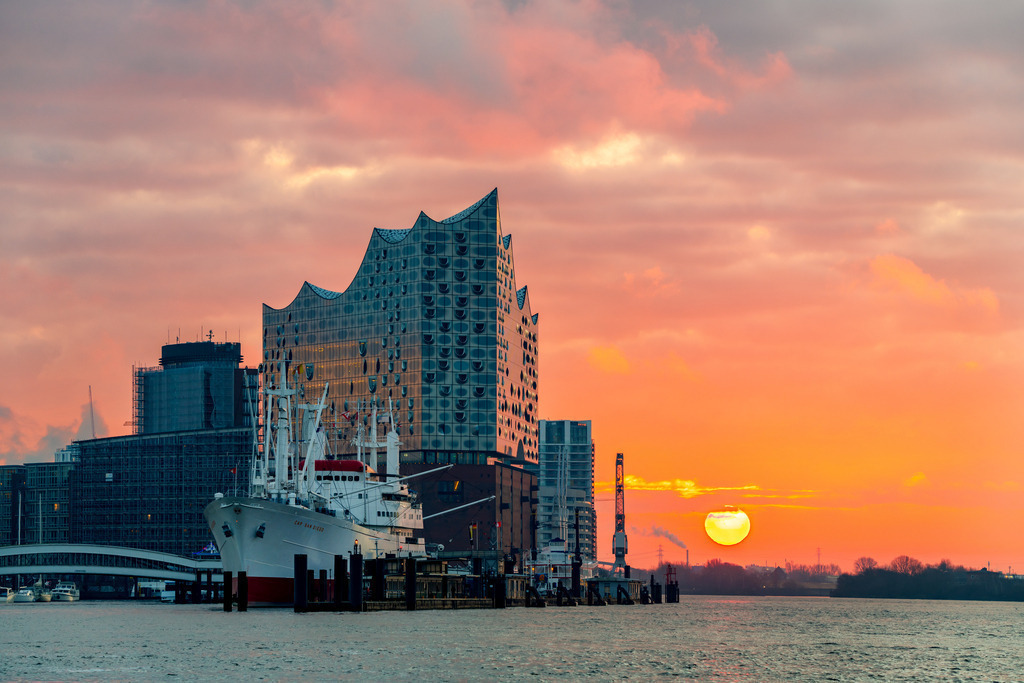 10240210 - Sonnenaufgang hinter der Elbphilharmonie | Blick auf die aufgehende Sonne und eine leuchtende Morgenröte hinter der Elbphilharmonie.