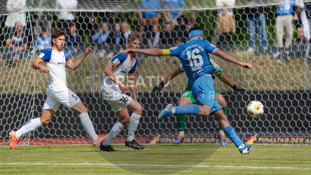 Fußball, Herren, Saison 2024/2025, Finaltag der Amateure 2025, Landespokal Brandenburg, Finale, VfB 1921 Krieschow vs. RSV Eintracht 1949, Samstag 24.05.2025, Volksparkstadion Neuruppin, | Fußball, Herren, Saison 2024/2025, Finaltag der Amateure 2025, Landespokal Brandenburg, Finale, VfB 1921 Krieschow vs. RSV Eintracht 1949, Samstag 24.05.2025, Volksparkstadion Neuruppin, Im Bild: Ernes Matjaz (r. RSV) beim Abschluss zum Führungstreffer - Realisiert mit Pictrs.com