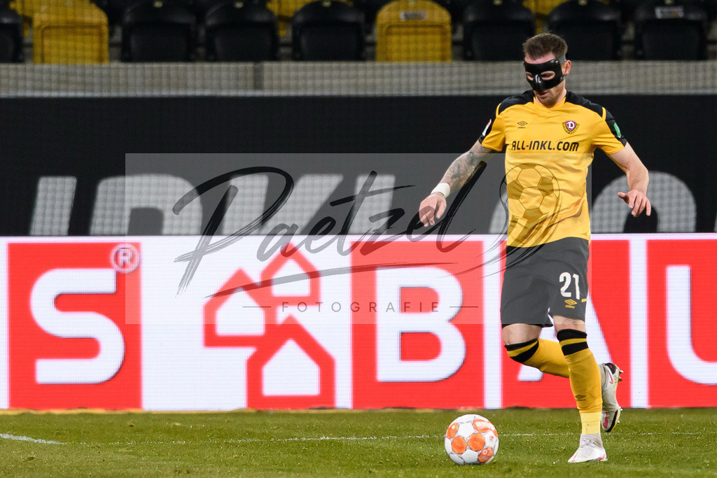 SGDHSV20220114_114 | Fussball, Herren: Michael Sollbauer (SG Dynamo Dresden) in Aktion, am Ball, Einzelaktion bei dem Spiel der 2. Bundesliga zwischen SG Dynamo Dresden und Hamburger SV im Rudolf-Harbig-Stadion am 14.01.2022 in Dresden, Deutschland.DFB / DFL REGULATIONS PROHIBIT ANY USE OF PHOTOGRAPHS AS IMAGE SEQUENCES AND/OR QUASI-VIDEO. - Realisiert mit Pictrs.com