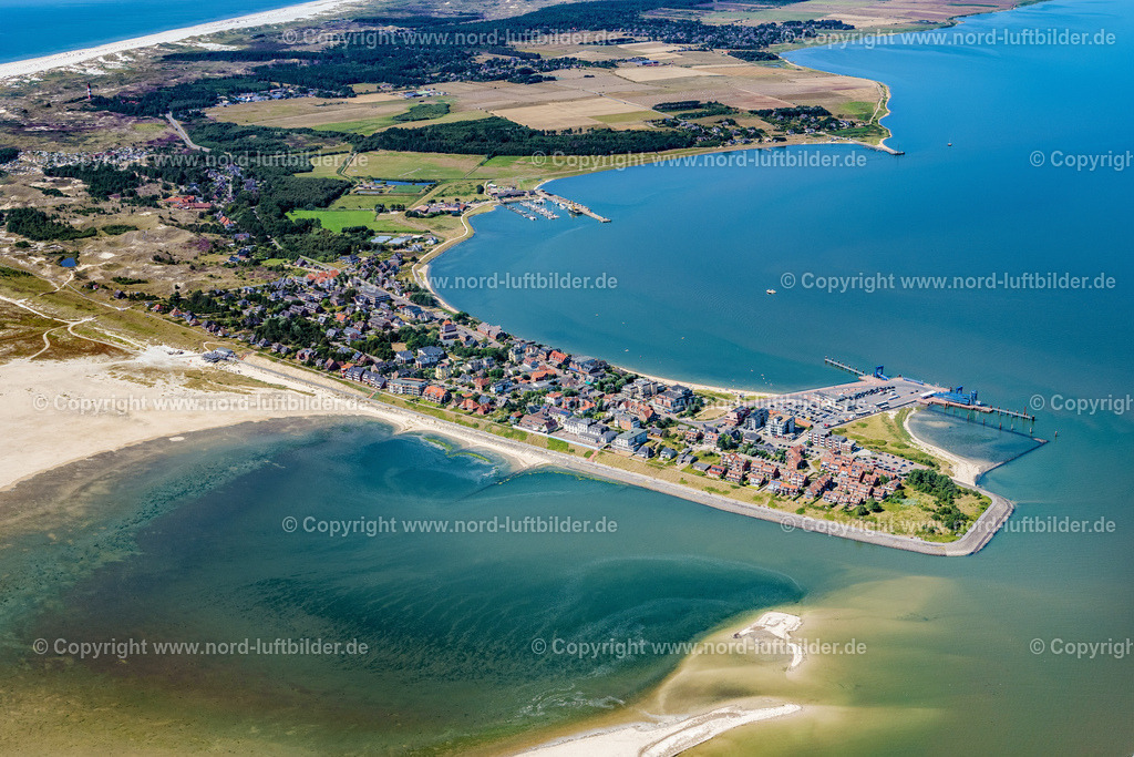 Amrum_Wittdün_Amrum_Wittdün_ELS_0184130822130822 | WITTDüN AUF AMRUM 13.08.2022 Küstenbereich and der Südspitze der Nordsee - Insel Amrum mit der Wyker Dampfschiffs-Reederei Föhr-Amrum GmbH und Anlegestelle im Bundesland Schleswig-Holstein. Weiterführende Informationen bei: AmrumTouristik AöR. // Coastal area of southern tip of the North Sea island Amrum and pier in the state Schleswig-Holstein. Further information at: AmrumTouristik AoeR. Foto: Martin Elsen