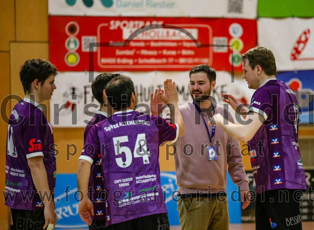 2024-01-27_107_SpVgg_Altenerding_gegen_TV_Altoetting | Erding, Deutschland, 27.01.2024:
Handball, Bezirksoberliga Männer 2023 / 2024, 13. Spieltag, SpVgg Altenerding gegen TV Altötting, Endergebnis: 30:28

Tim Steininger (SpVgg Altenerding, #10), Nadi Özdemir (SpVgg Altenerding, #54), Otto Donaubauer (SpVgg Altenerding), Niklas Fleps (SpVgg Altenerding, #17)

Foto: Christian Riedel / fotografie-riedel.net