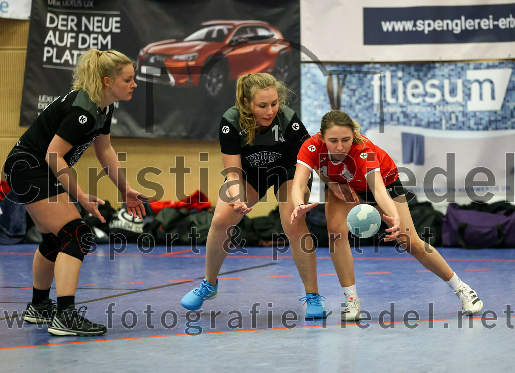 2022-12-04_036_SV_Anzing_gegen_TSV_Uebersee | Anzing, Deutschland, 04.12.2022:
Handball, Bezirksliga 2022 / 2023, 8. Spieltag, SV Anzing gegen TSV Übersee, Endergebnis: 29:24

Kristina Hilz (TSV Übersee, #2), Christina Huber (TSV Übersee, #13), Louisa Böhm (SV Anzing, #4)

Foto: Christian Riedel / fotografie-riedel.net