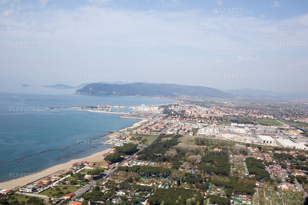 Vue aérienne: Vue de la ville à Avenza dans le département Toscane, Italie. Photo: IMG_087189.jpg prise le 04/04/2016 par Werner Riehm/FLY-FOTO.eu – Résolution de l'original: 5472 x 3648 px