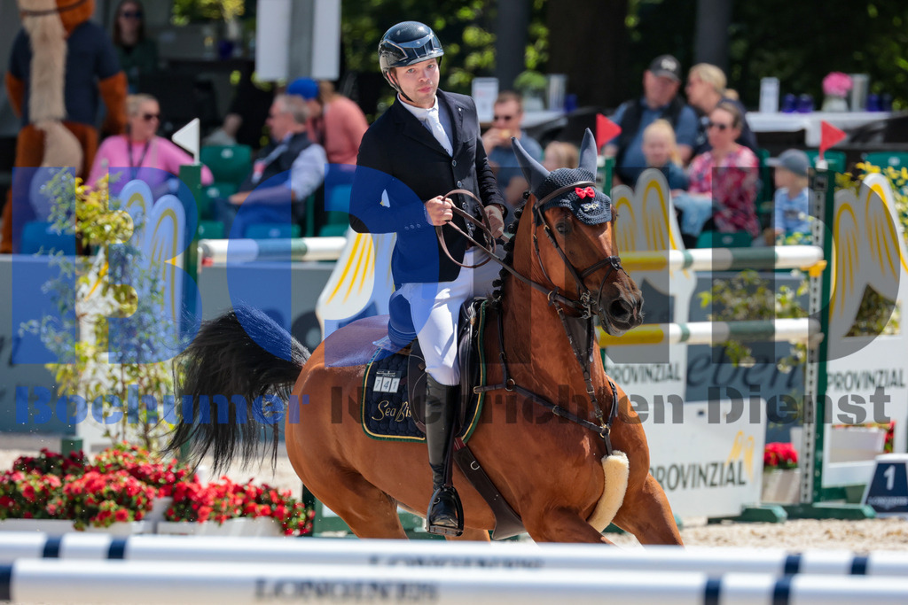 Longines Balve Optimum - Springen Samstag {date} -  | {headline}(Foto: Sebastian Sendlak / BOND) - Realisiert mit Pictrs.com