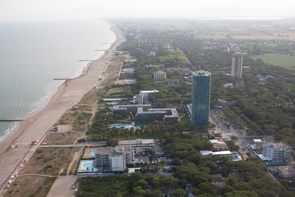 Vue aérienne: Vue de la ville à Lido di Jesolo dans le département Vénétie, Italie – .Photo: IMG_50304.jpg prise le 07/06/2012 par Werner Riehm/FLY-FOTO.eu – Résolution de l'original: 4752 x 3168 px