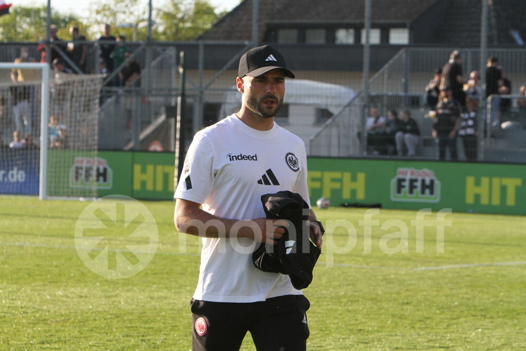 Dennis Schmitt | Eintracht Frankfurt Trainer U21 - Realisiert mit Pictrs.com