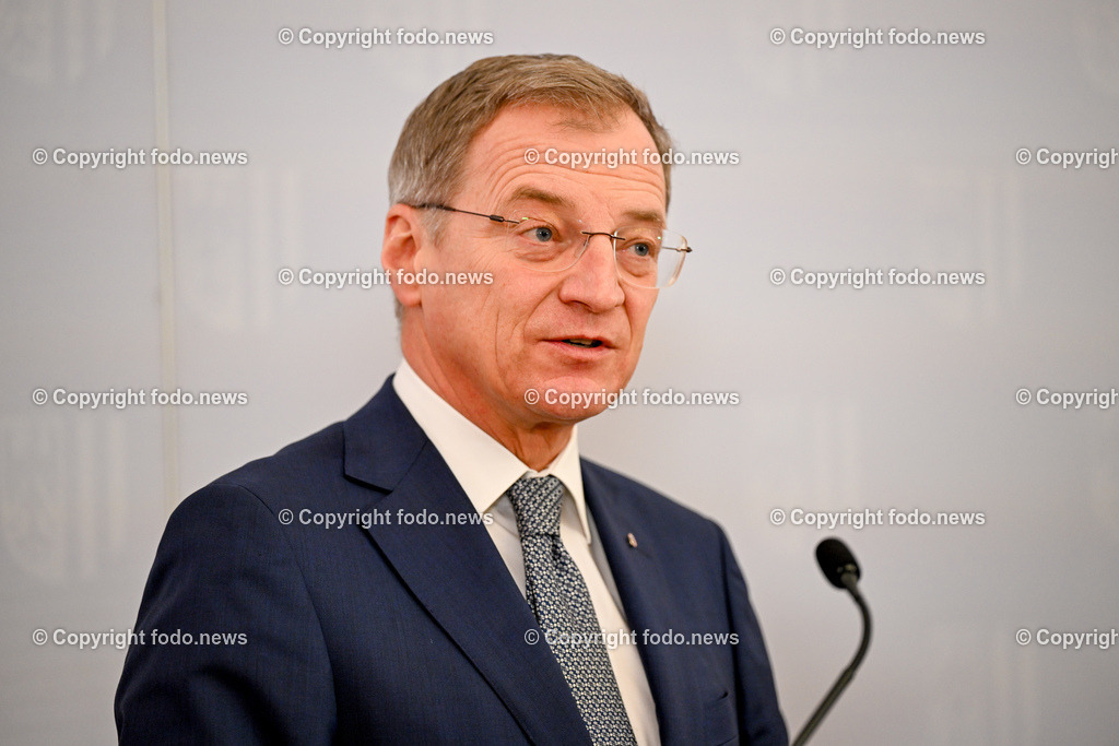Pressekonferenz Land Ooe_ BM Karner_ LH  Stelzer_ 30.01.2024-31 | 30.01.2024, Linz, AUT, Pressekonferenz Land Ooe, BM Karner, LH Stelzer, Personaloffensive bei der Polizei – Rueckblick und Ausblick im Bild LH Thomas Stelzer (VP, Landeshauptmann Ooe)