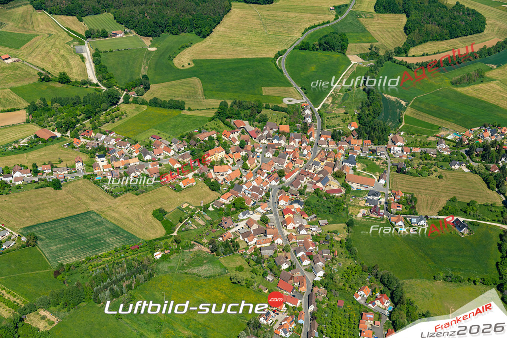 Die Luftbildaufnahme Ermreuth - Neunkirchen am Brand wurde 2020 mittels Flugzeug (keine Drohne) erstellt. Perfekte Schärfe und Druck- Ergebnisse- Garantiert!