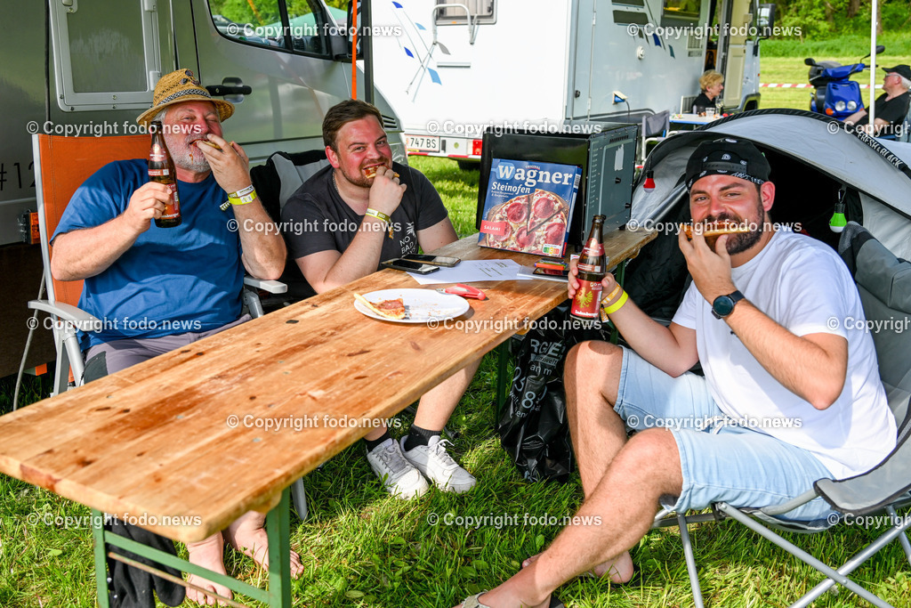 Boehmischer Fruehling_ Festival 2023_ 05.05.2023-1 | 05.05.2023, Ort im Innkreis, AUT, Boehmischer Fruehling, Festival 2023, im Bild Heinz Ilg (59) mit den Soehnen, Tobi (26), Benedikt (28) aus Baden Württemberg (GER)