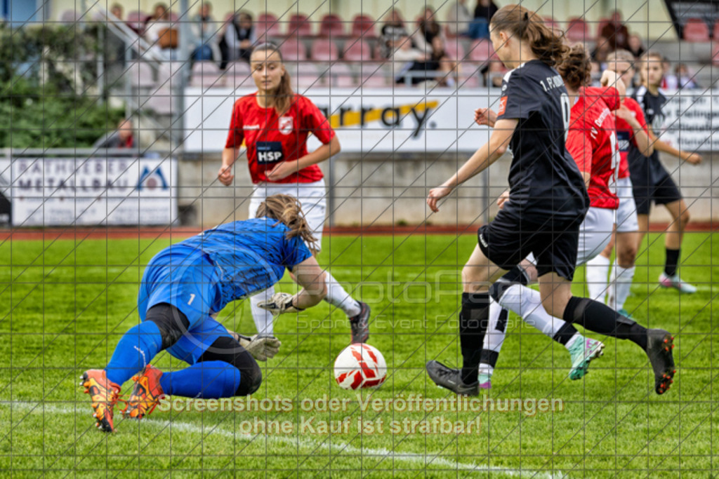 20250928_141052_0419-Bearbeitet | #,1.FC Donzdorf (schwarz) vs. TV Derendingen (rot), Fussball, Frauen-Verbandsliga Württemberg, 03. Spieltag, Saison 2025/2026, Rasenplatz Lautertal Stadion, Süßener Straße 16, 73072 Donzdorf, 28.09.2025 - 13:00 Uhr,Foto: PhotoPeet-Sportfotografie/Peter Harich