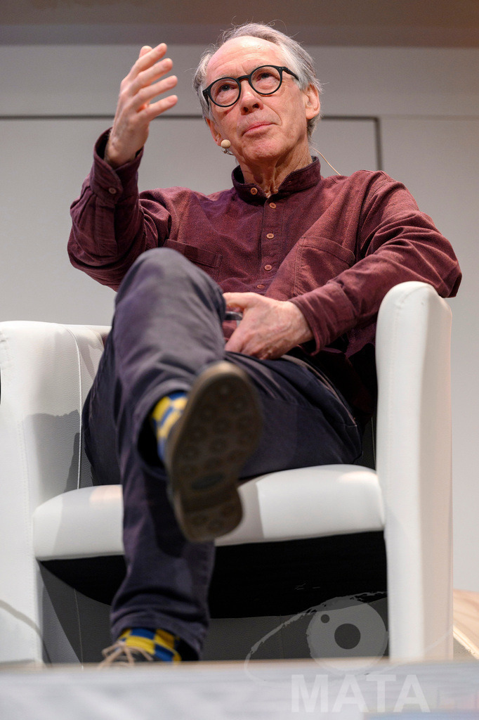 _DWA4889 | Ian McEwan bei der lit.Cologne 2023 Veranstaltung 'Ian McEwan. Ein Jahrhundertschriftsteller gibt Auskunft' in der Flora Köln.. Köln, 07.03.2023 - Realisiert mit Pictrs.com