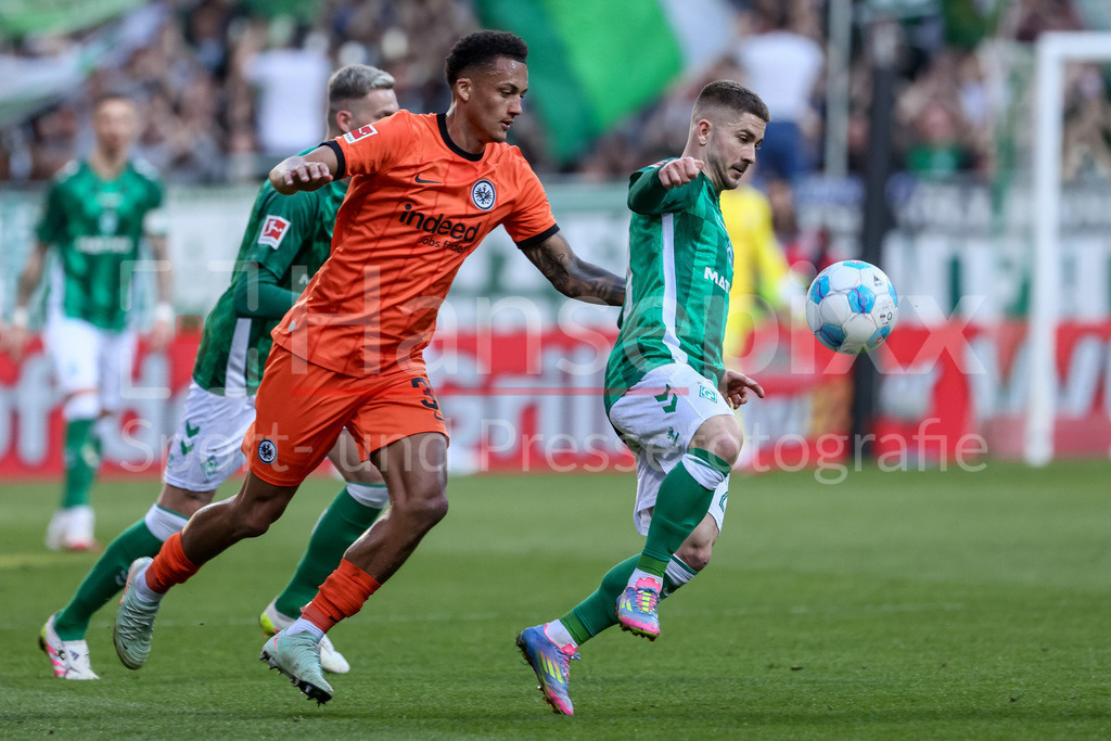 Fussball, Bundesliga, SV Werder Bremen - Eintracht Frankfurt | v.li.: Tuta (Eintracht Frankfurt, 35) und Romano Schmid (SV Werder Bremen, 20) im Zweikampf, Duell, Dynamik, Aktion, Action, Spielszene, DIE DFL-RICHTLINIEN UNTERSAGEN JEGLICHE NUTZUNG VON FOTOS ALS SEQUENZBILDER UND/ODER VIDEOÄHNLICHE FOTOSTRECKEN. DFL REGULATIONS PROHIBIT ANY USE OF PHOTOGRAPHS AS IMAGE SEQUENCES AND/OR QUASI-VIDEO.