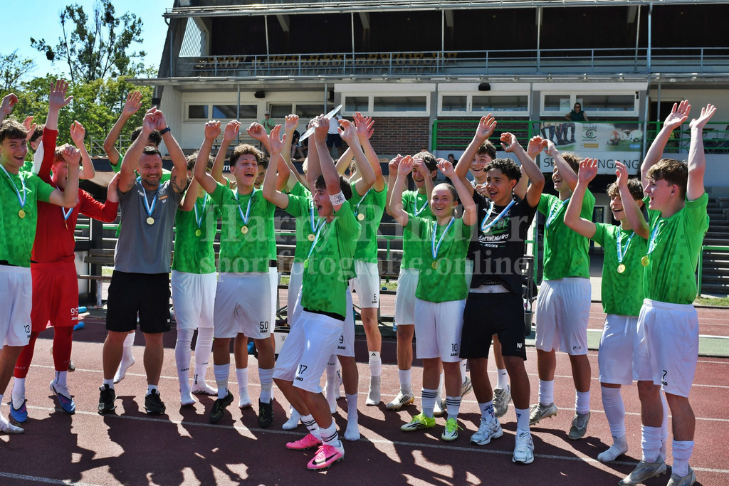 Bayernliga Meister SpVgg GW Deggendorf C-Junioren | Jubelbilder SpVgg GW Deggendorf C-Junioren U15 - Realisiert mit Pictrs.com