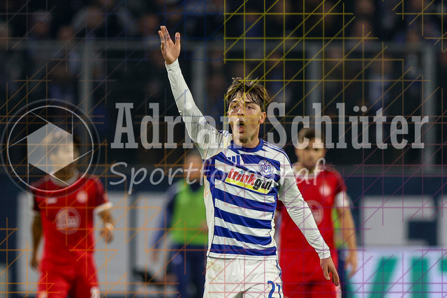 MSV Duisburg vs Rot-Weiss Essen - 3. Liga | Duisburg, Deutschland, 26.10.25:   Jan-Simon Symalla (MSV Duisburg) gestikuliert, Gestik waehrend des Spiels der 3. Liga MSV Duisburg vs Rot-Weiss Essen in der schauinsland-reisen-arena(Foto von Brauer-Fotoagentur / Adrian Schlueter)