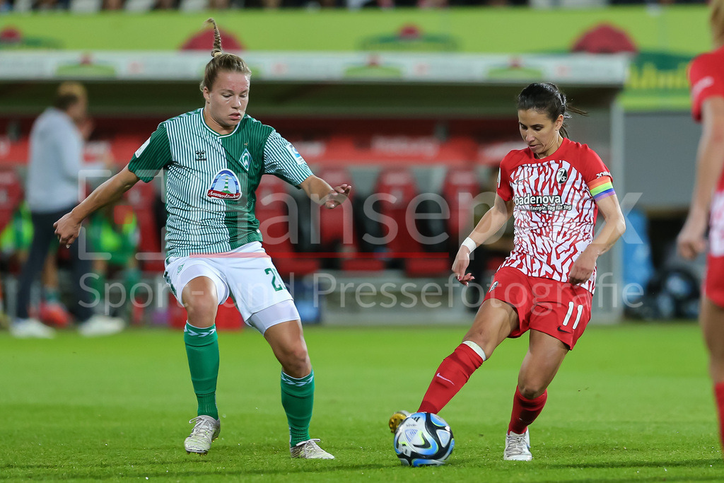 Fussball, Google Pixel Frauen-Bundesliga, SC Freiburg - SV Werder Bremen | v.li.: Christin Meyer (SV Werder Bremen, 20) und Hasret Kayikci (SC Freiburg, 11) im Zweikampf, Duell, Dynamik, Aktion, Action, Spielszene, DIE DFB-RICHTLINIEN UNTERSAGEN JEGLICHE NUTZUNG VON FOTOS ALS SEQUENZBILDER UND/ODER VIDEOÄHNLICHE FOTOSTRECKEN. DFB REGULATIONS PROHIBIT ANY USE OF PHOTOGRAPHS AS IMAGE SEQUENCES AND/OR QUASI-VIDEO.